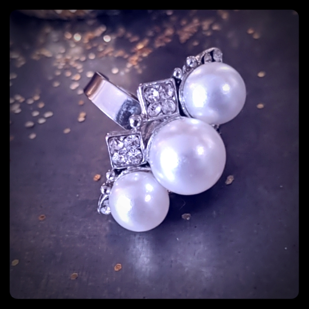 💍Beautiful faux Pearl and diamond ring